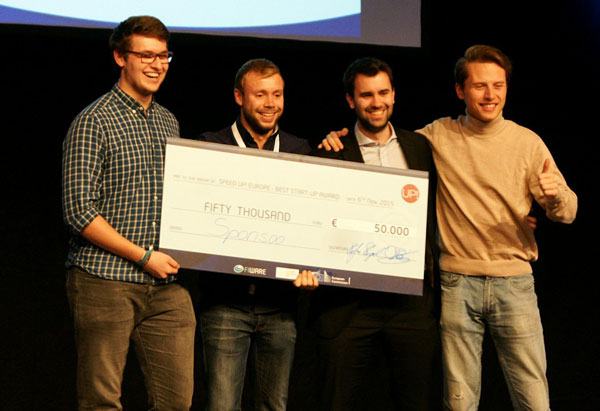 The Sponsoo team receives a €50,000 cheque as prize money in a startup competition.